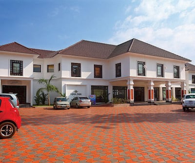 https://imgcld.yatra.com/ytimages/image/upload/t_hotel_yatra_city_desktop/v1441338678/Domestic Hotels/Hotels_Kottayam/KOTTAYAM-RATH-VIJAYA PARK-SOUTH/exterior_view_1.jpg